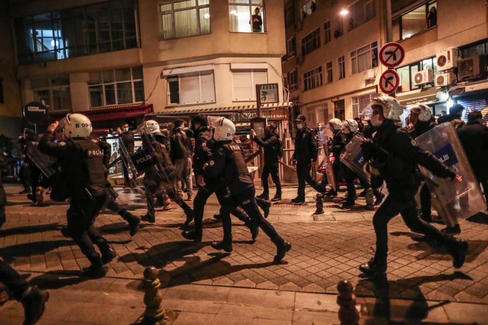 policija demonstracije haos obracun juris